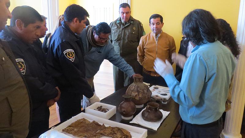 En el taller se realizaron sesiones teórico-prácticas del reconocimiento de bienes culturales procedentes de Chile y Perú.